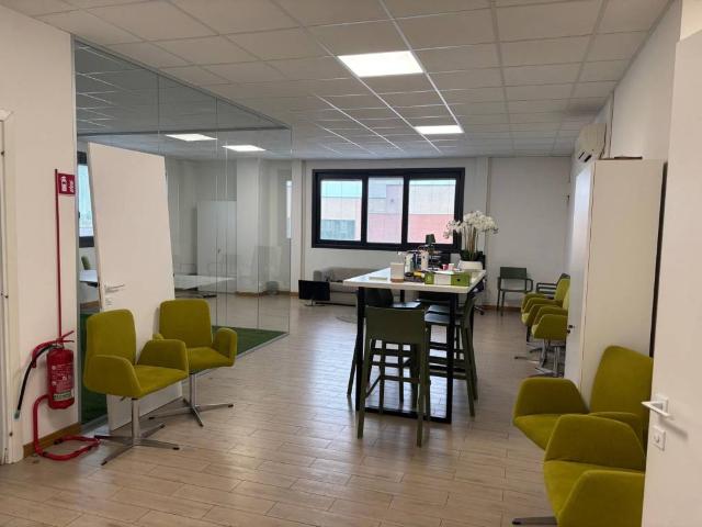 Locale Commerciale in affitto a San Genesio Ed Uniti, Lombardia