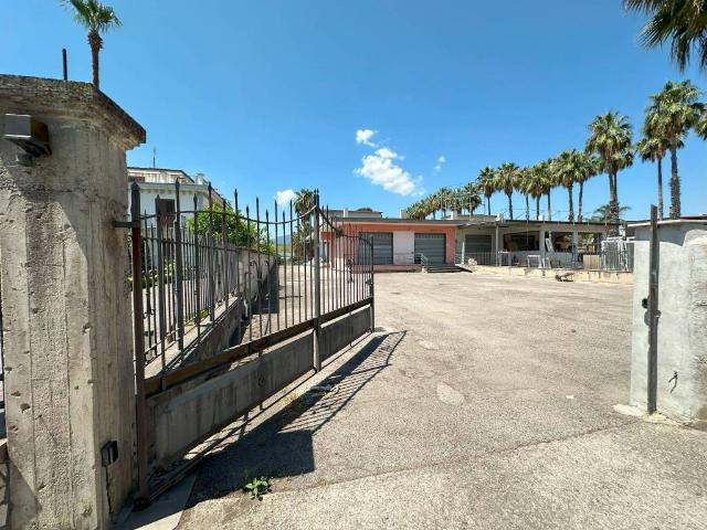 Locale Commerciale in affitto a Nola, Campania