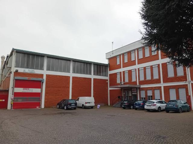Locale Commerciale in affitto a Oltrestazione, San Giorgio Su Legnano