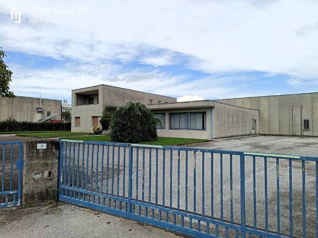 Locale Commerciale in affitto a San Giovanni Al Natisone, Friuli-Venezia Giulia
