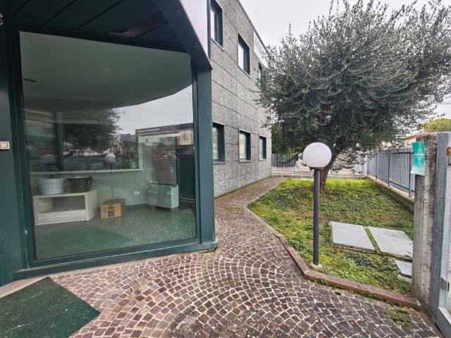 Locale Commerciale in affitto a San Giovanni In Marignano, Reggio Emilia