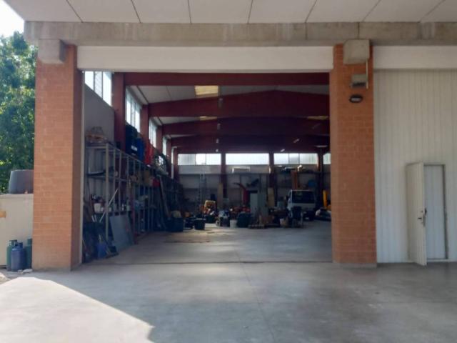Locale Commerciale in affitto a Unione Terre d'Acqua, San Giovanni In Persiceto