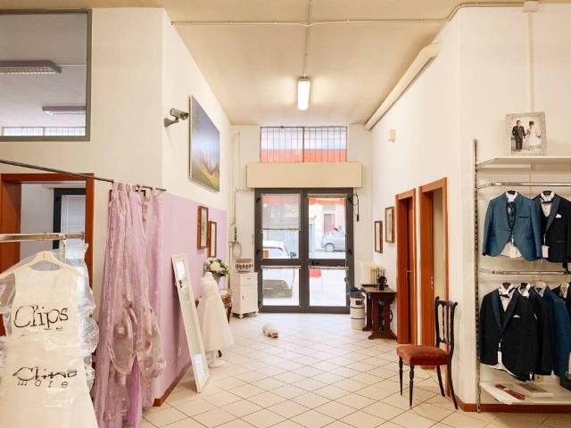 Locale Commerciale in affitto a Unione Terre d'Acqua, San Giovanni In Persiceto