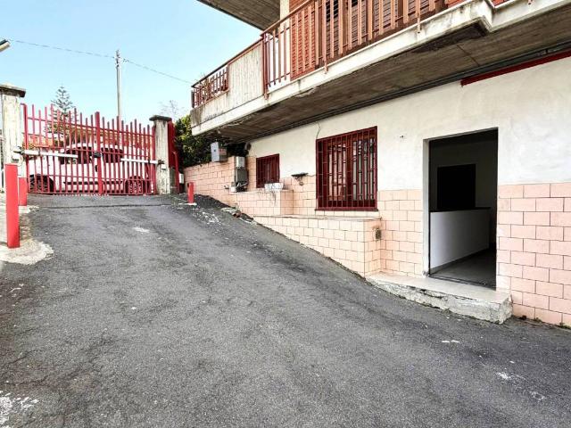 Locale Commerciale in affitto a Trappeto, San Giovanni La Punta