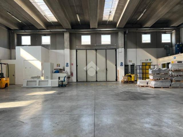 Locale Commerciale in affitto a San Giovanni Lupatoto, Veneto
