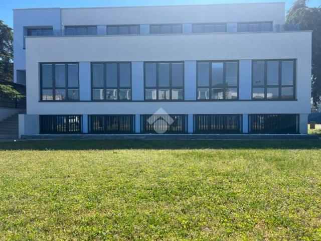 Locale Commerciale in affitto a San Giovanni Lupatoto, Veneto