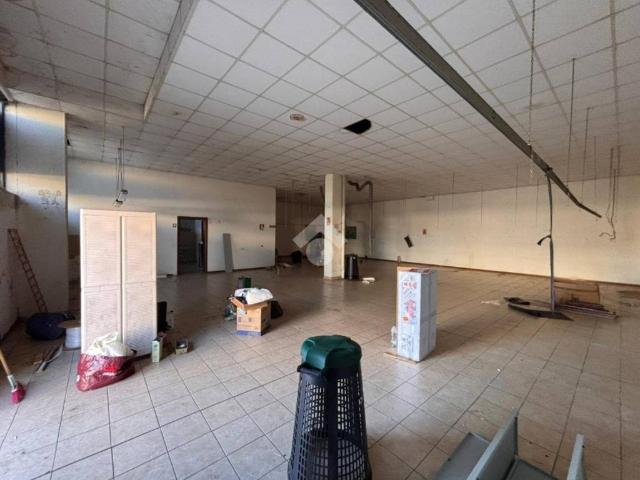 Locale Commerciale in affitto a San Giovanni Valdarno, Toscana