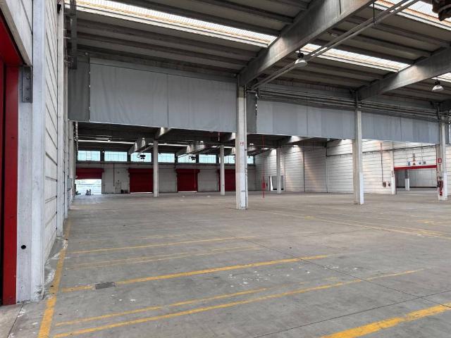 Locale Commerciale in affitto a Borgolombardo, San Giuliano Milanese