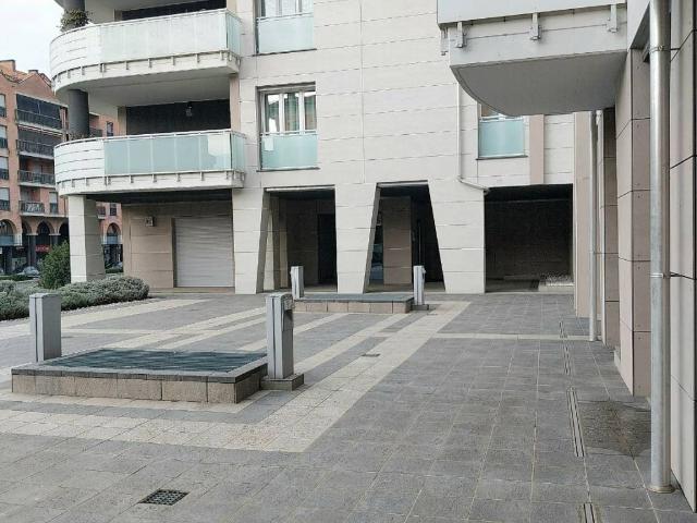 Locale Commerciale in affitto a Borgolombardo, San Giuliano Milanese