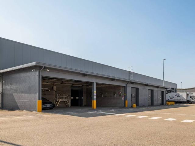 Locale Commerciale in affitto a San Giuliano Milanese, Lombardia