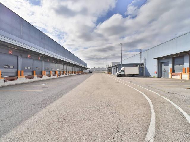 Locale Commerciale in affitto a San Giuliano Milanese, Lombardia