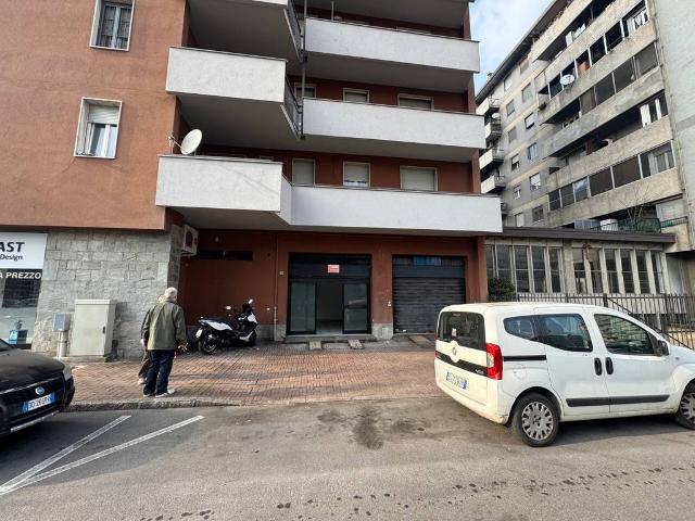 Locale Commerciale in affitto a Borgolombardo, San Giuliano Milanese