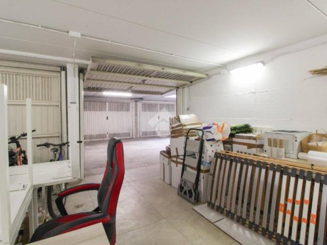 Locale Commerciale in affitto a Borgolombardo, San Giuliano Milanese