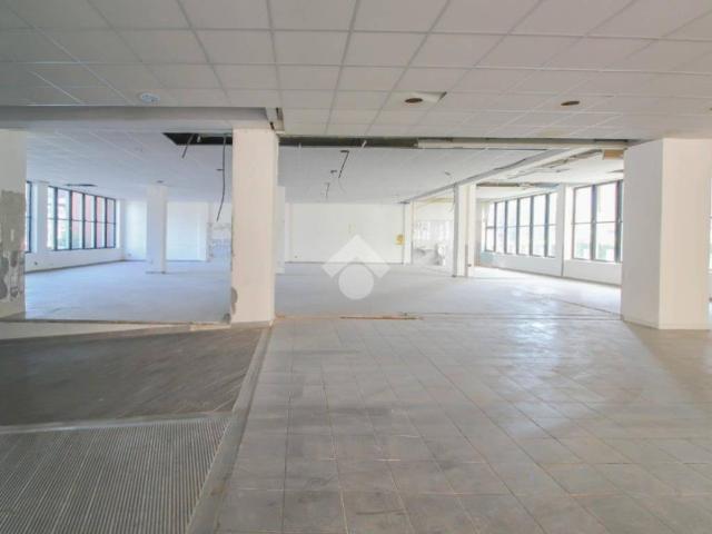 Locale Commerciale in affitto a Borgolombardo, San Giuliano Milanese