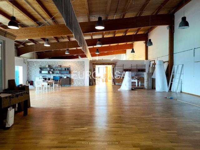 Locale Commerciale in affitto a San Giustino, Perugia