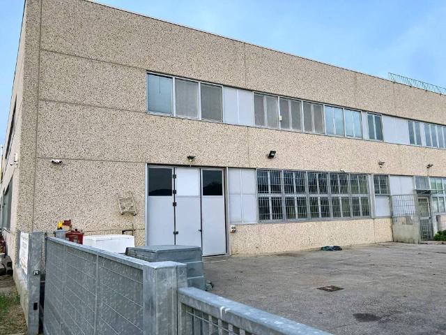 Locale Commerciale in affitto a La Mura San Carlo, San Lazzaro