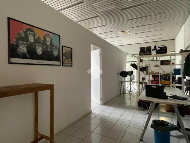 Locale Commerciale in affitto a Caselle, San Lazzaro