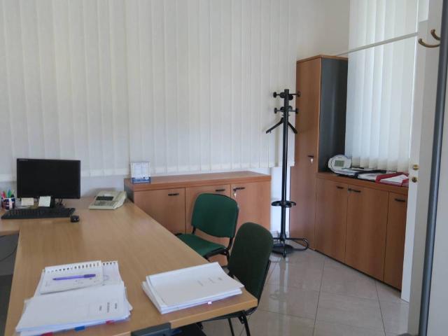 Locale Commerciale in affitto a La Mura San Carlo, San Lazzaro