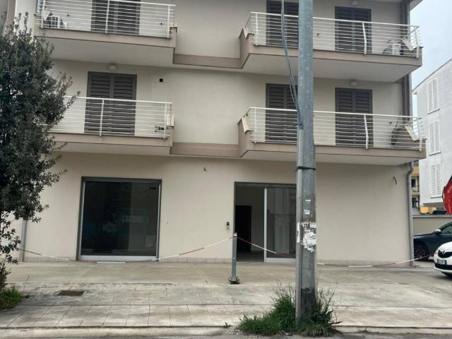 Locale Commerciale in affitto a San Marcellino, Campania