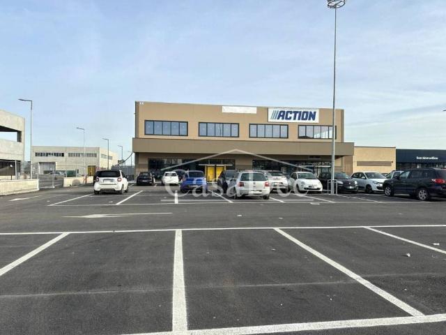Locale Commerciale in affitto a San Marcellino, Campania
