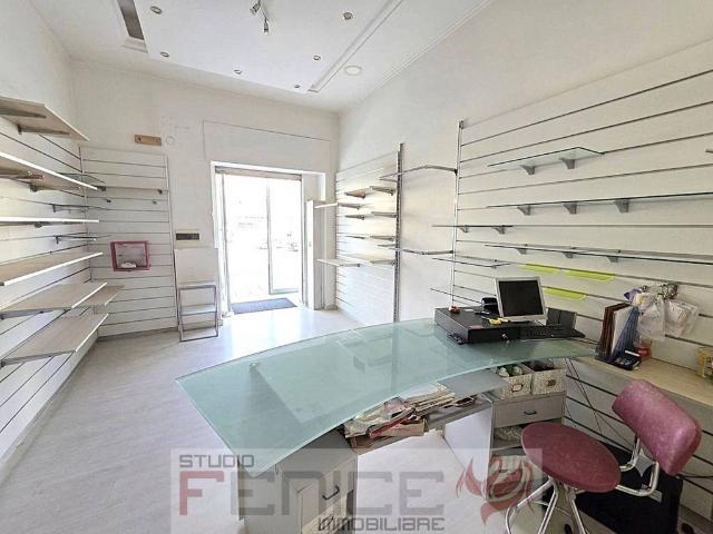 Locale Commerciale in affitto a San Marcellino, Campania