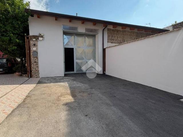 Locale Commerciale in affitto a San Marcellino, Campania