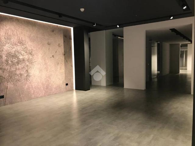 Locale Commerciale in affitto a Serravalle