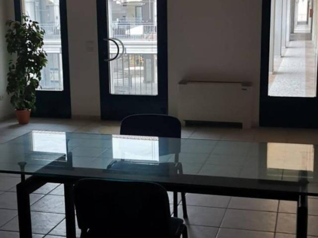 Locale Commerciale in affitto a Falciano, Serravalle