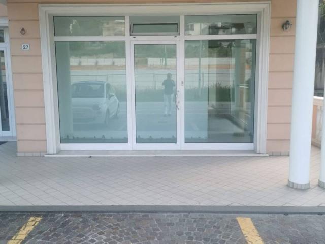 Locale Commerciale in affitto a Serravalle