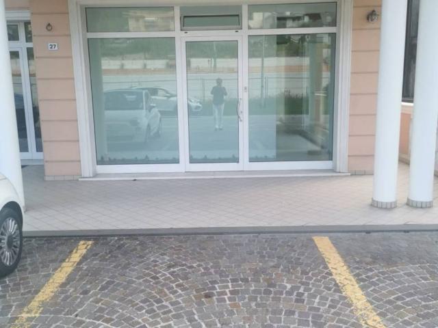 Locale Commerciale in affitto a Serravalle