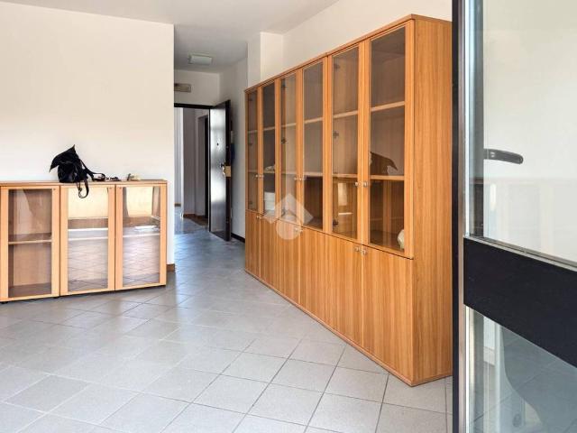 Locale Commerciale in affitto a Serravalle