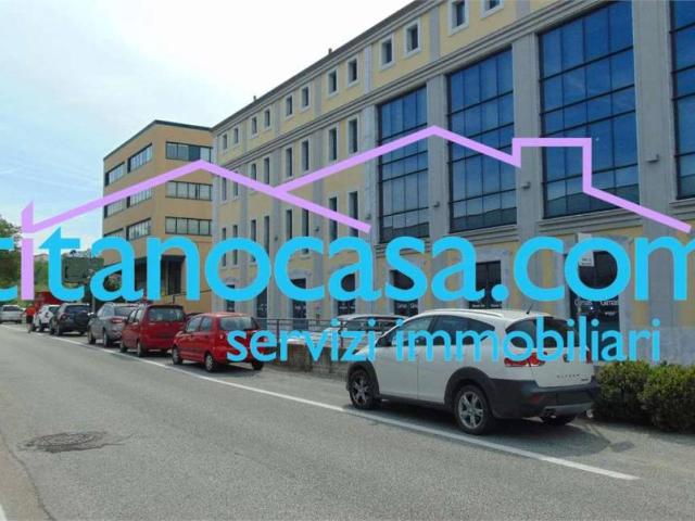 Locale Commerciale in affitto a Serravalle