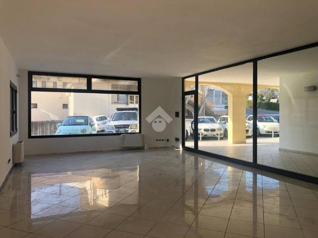 Locale Commerciale in affitto a Borgo Maggiore