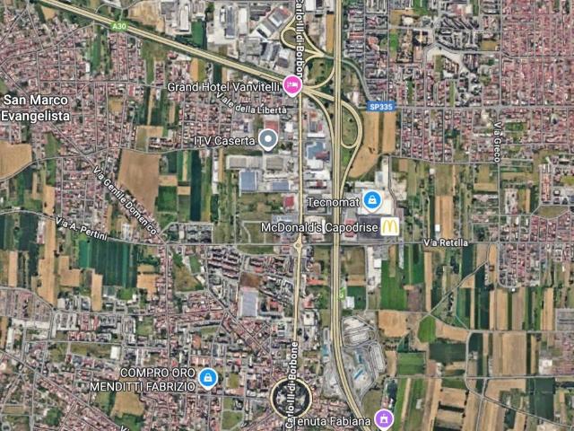 Locale Commerciale in affitto a San Nicola La Strada, Campania