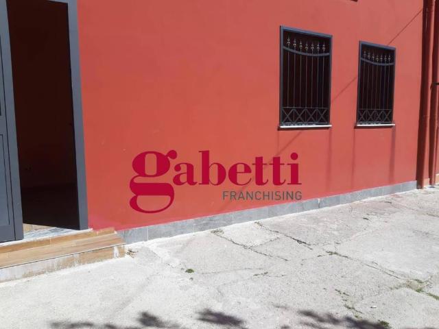 Locale Commerciale in affitto a San Nicola La Strada, Campania