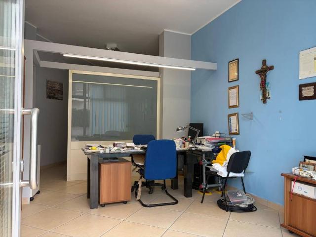 Locale Commerciale in affitto a San Nicola La Strada, Campania