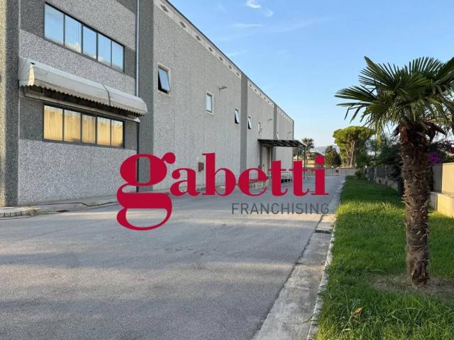 Locale Commerciale in affitto a San Nicola La Strada, Campania