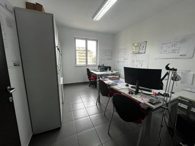 Locale Commerciale in affitto a San Nicola La Strada, Campania