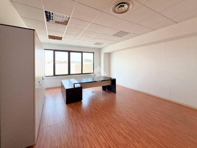 Locale Commerciale in affitto a San Paolo, Lombardia