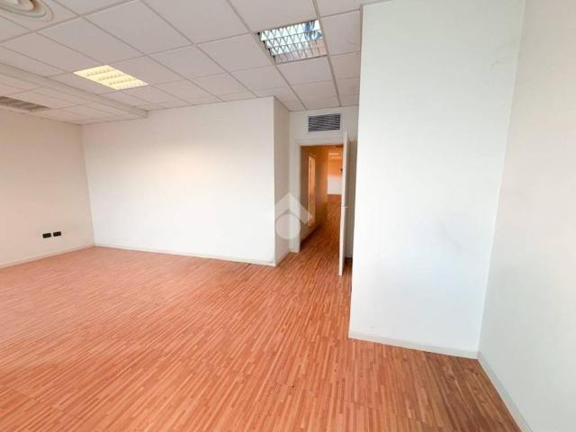 Locale Commerciale in affitto a San Paolo, Lombardia