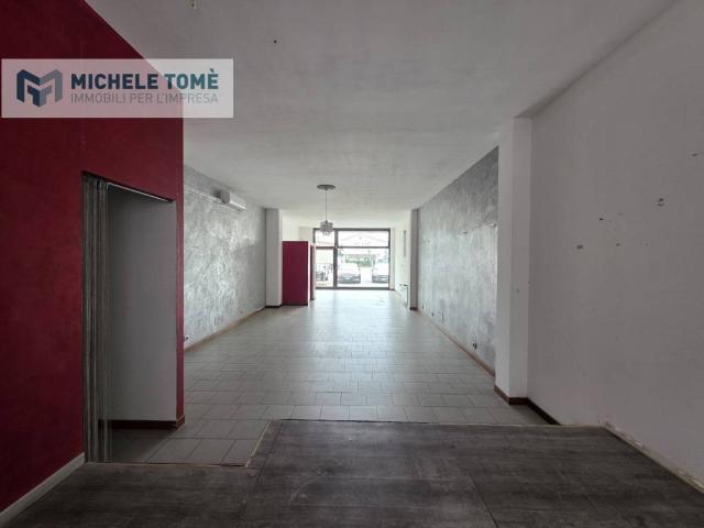Locale Commerciale in affitto a San Pietro In Cariano, Veneto
