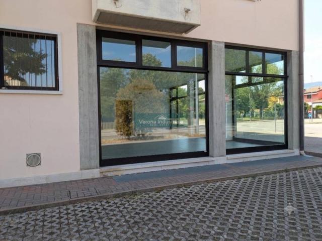 Locale Commerciale in affitto a San Pietro In Cariano, Veneto