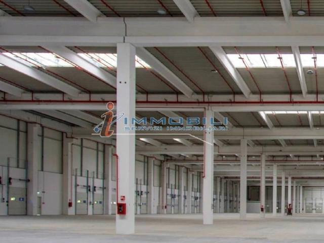 Locale Commerciale in affitto a Piemonte, Novara