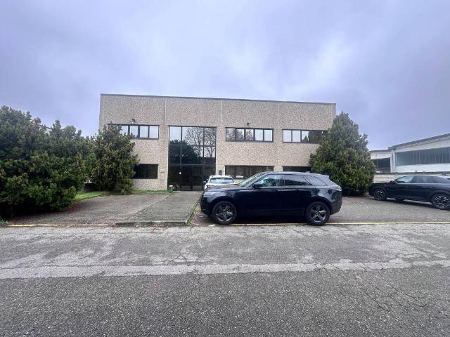 Locale Commerciale in affitto a Piemonte, Novara