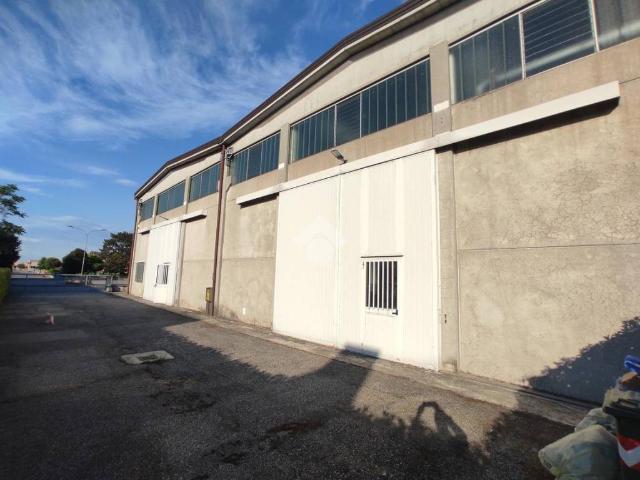 Locale Commerciale in affitto a Unione Comuni Modenesi Area Nord, San Possidonio