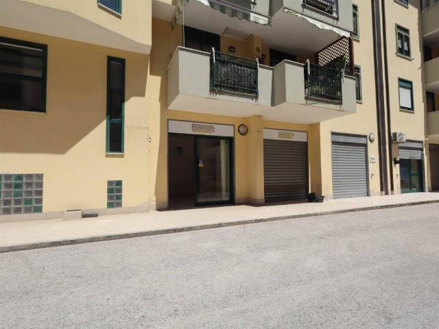 Locale Commerciale in affitto a San Prisco, Campania