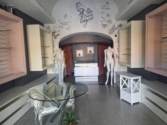 Locale Commerciale in affitto a Mazzini, San Severino Marche