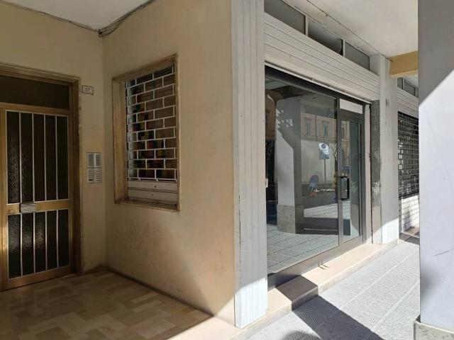 Locale Commerciale in affitto a Marche, Macerata