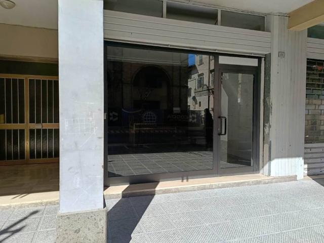 Locale Commerciale in affitto a Marche, Macerata