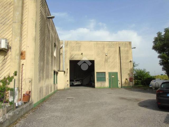 Locale Commerciale in affitto a San Zeno Naviglio, Lombardia